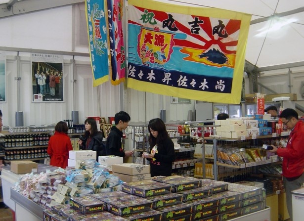 物産コーナーでは期間中、約1500品種を販売