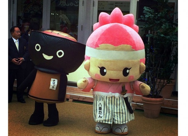 左から岩手の「そばっち」、福島の「八重たん」