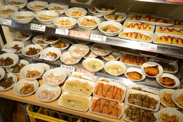 手作りの100円惣菜がズラリ！（みんなの立ち飲み）