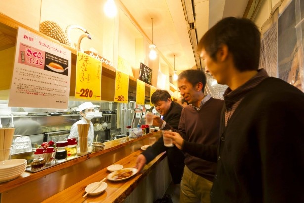 隣の客とも自然と会話がはずむ（英洋軒）