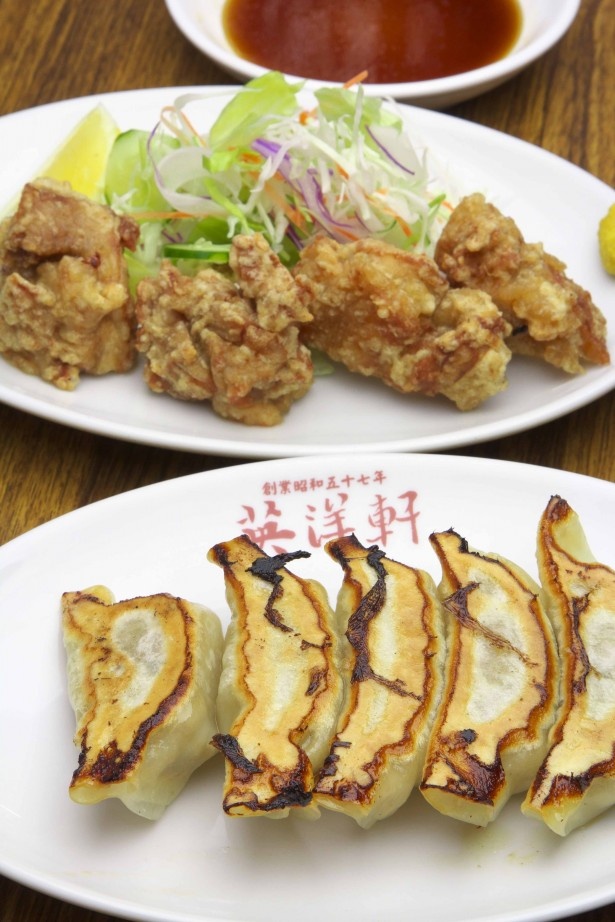 人気の焼きギョーザ280円と唐揚げ大500円（英洋軒）
