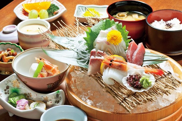 全席オーシャンビューの「レストラン銀波荘」。春は桜鯛、夏は穴子、冬は牡蠣など、瀬戸内海の旬の魚介を使った料理が味わえる。
