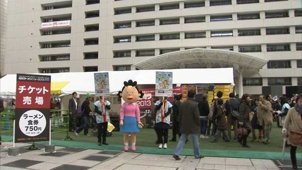 ラーメンショー会場に集まった来場者と記念撮影などを行った
