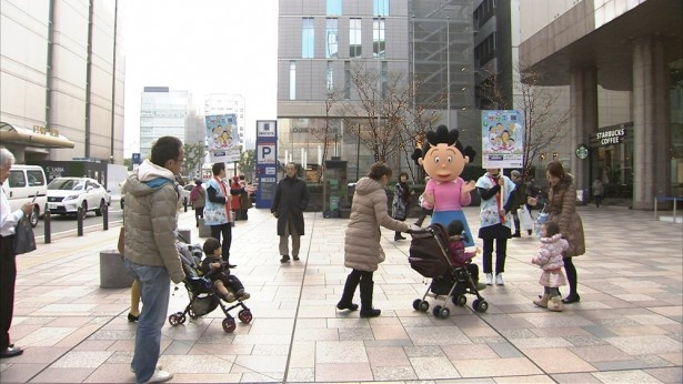 なにも知らずに岩田屋を訪れた人たちは、サザエさんを見てビックリ！