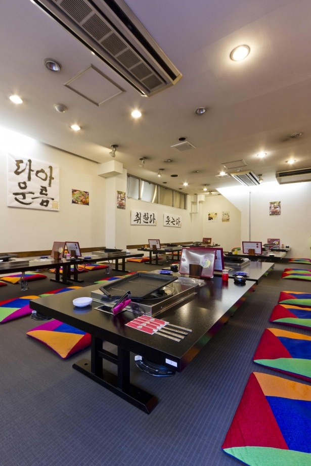 1階は1日1組のVIPルーム。2階はテーブル席と座敷席を用意（サムペジ家 姫路お溝筋店）