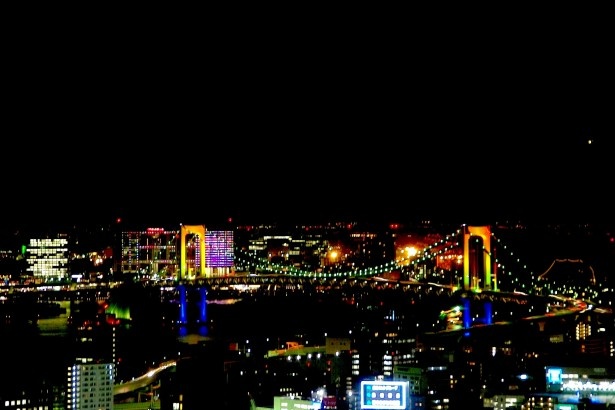 【写真を見る】東京タワー大展望台からはお台場のプロジェクションマッピングが！