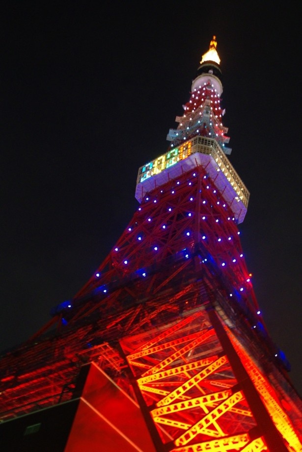 ふもとから見上げるオリンピックバージョンの東京タワーは大迫力