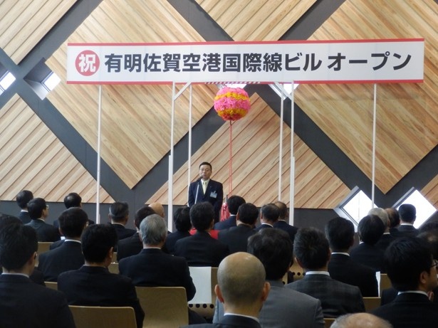 国際線専用施設の佐賀への貢献を期待する古川知事