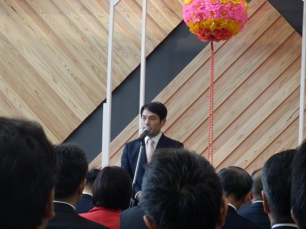 佐賀から世界へはばいたいてほしいと話す岩田議員