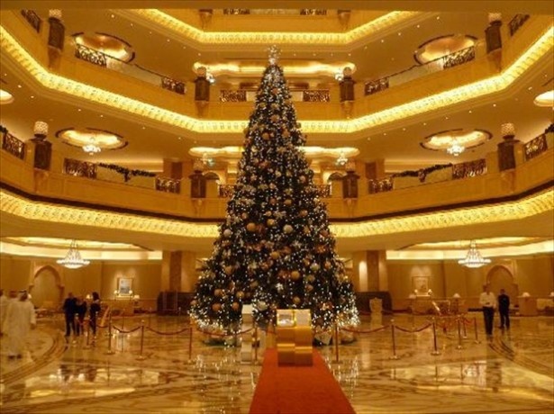 アブダビの高級ホテル「エミレーツ・パレス・ホテル」にある世界最高額のクリスマスツリー