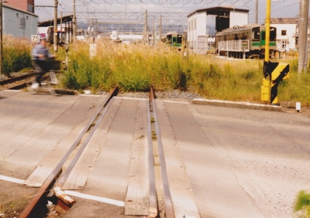 線路が草むらに覆われ間接的に震災を感じさせる優秀賞の作品