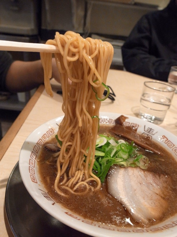 細麺に醤油豚骨スープがしっかりと絡む