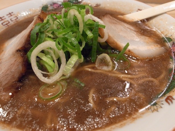 【写真を見る】スープの表面に浮かぶ脂は濃厚ながらも後味スッキリ