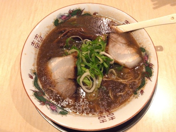 もちろん和歌山中華そばの基本である醤油が主役の醤油豚骨スープだ