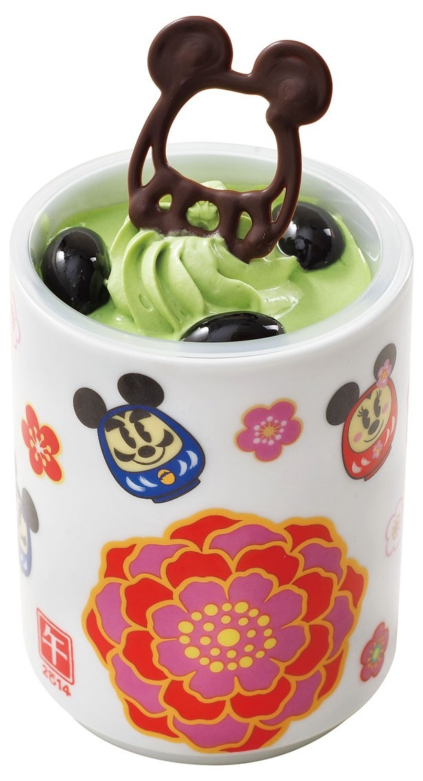 【写真を見る】限定商品のチョコレートムースと抹茶クリーム、スーベニアカップ付き