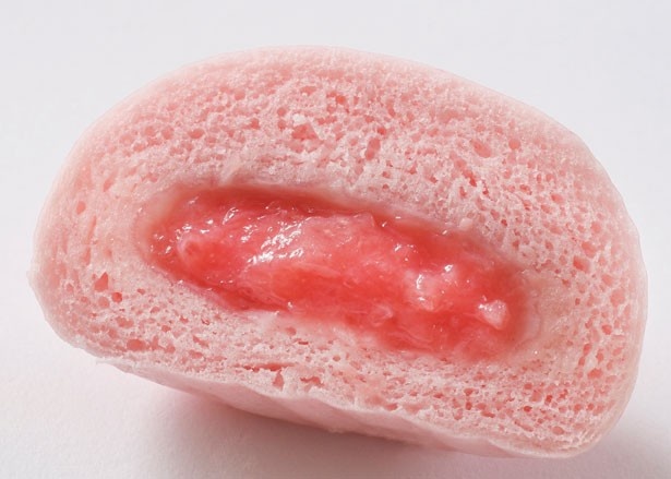 耳の部分にはストロベリークリームが入っている