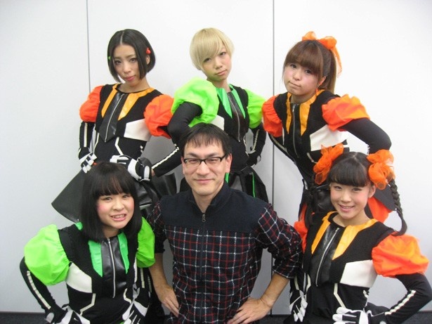 2013年12月11日、エイベックス・大阪営業所にて。