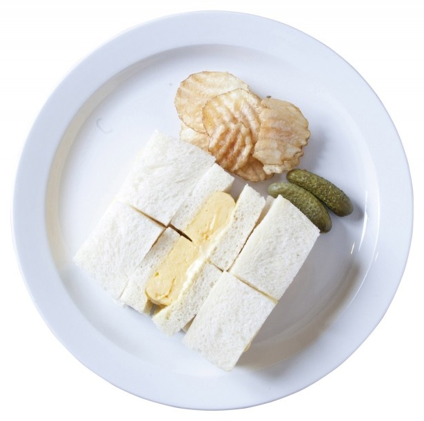 ふわふわ卵をしっとり食感の角食パンではさんだオムレツサンドイッチ(840円)