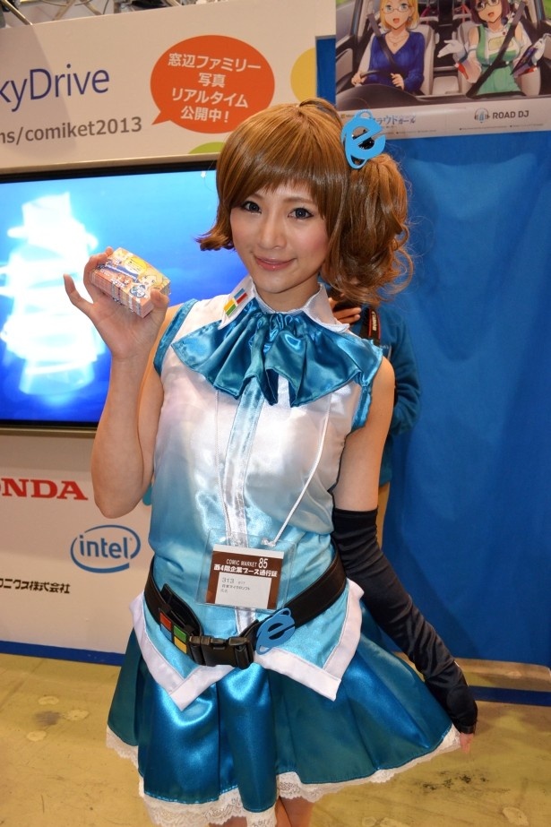 大盛況の企業ブース。マイクロソフトブースのコンパニオン