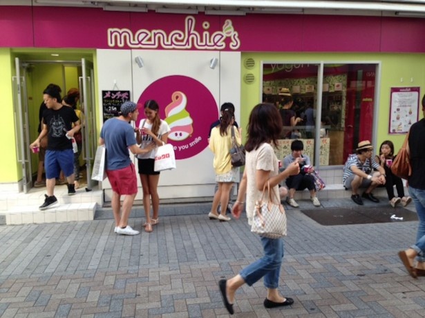 ポップなカラーが気になる店頭