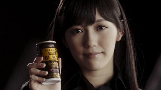 【写真を見る】いつものキュートなまゆゆも、カメラが回ると大人っぽい表情に！