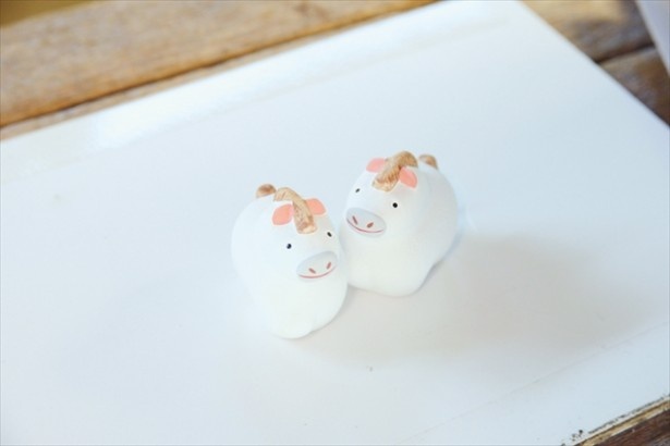 【写真を見る】キュートな白馬の中におみくじが！馬みくじ
