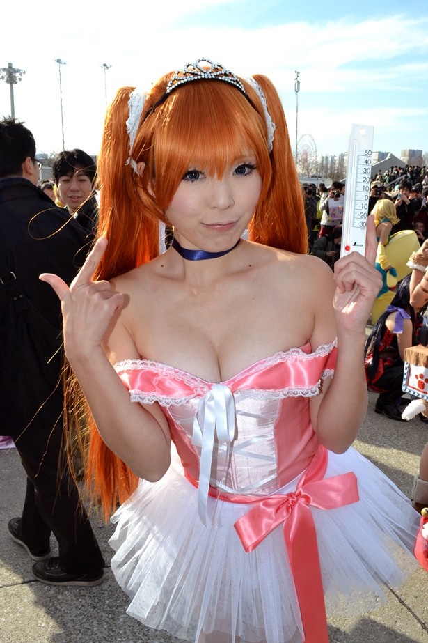 はだけた胸元に視線も釘付け！