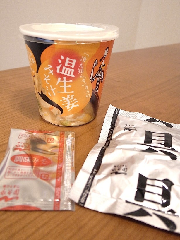 カップの中身は生みそタイプの調味みそとフリーズドライの具材