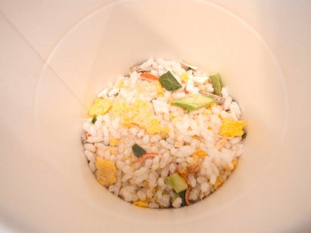 具材はフリーズドライのご飯、玉子、野沢菜、カニカマ、生姜など