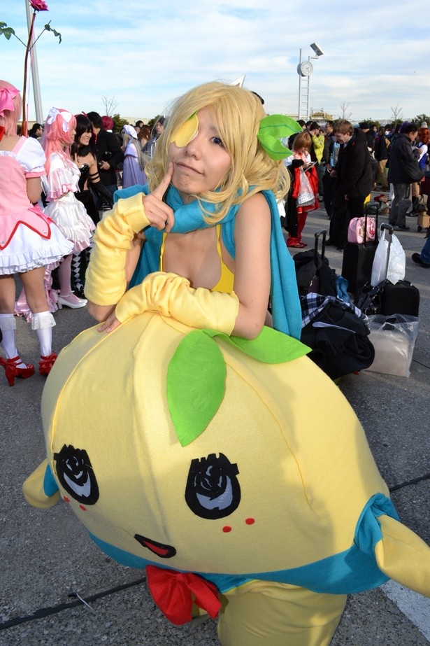 ふなっしーのなかから水着姿の美女が登場！