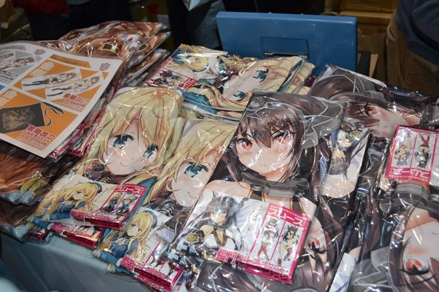 抱き枕やTシャツなど、様々な「艦これ」グッズが発売された