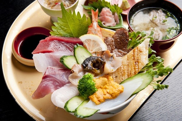 【写真を見る】ウニやサザエ、マグロなど、旬の素材を使った絶品料理を満喫できる