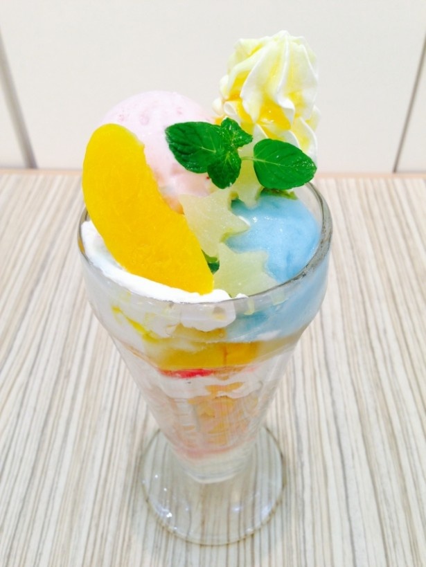 キキ＆ララカフェで味わえる「ロマンティックムーンサンデー」(780円)