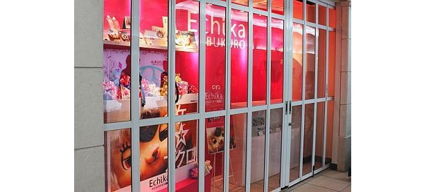 ショーケースには、今までのEchikaちゃんグッズが。欲しい！