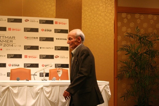 まだまだ元気な姿を披露し、ゆっくりと会場を後にするクラマー氏