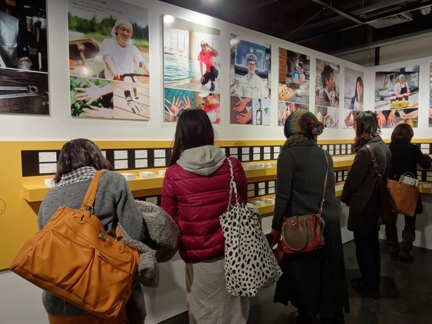 展覧会では、著名人らの“はたらく”ことへのメッセージが書かれた名刺大のカードを自由に持って帰ることができる
