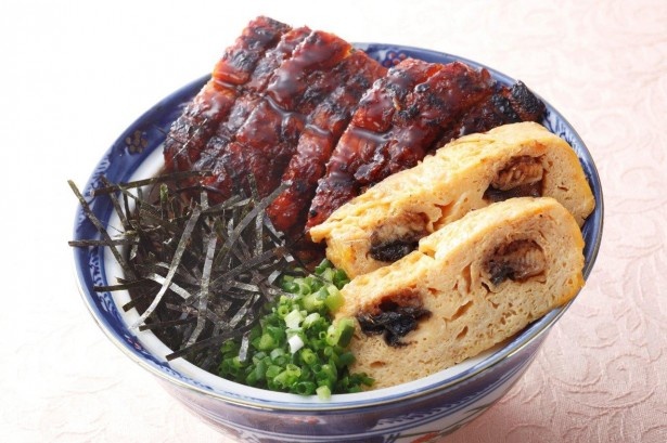 愛知県の三河一色うなぎの豪華丼は備長炭手焼きにした蒲焼きを使用