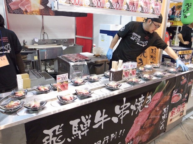 回転寿しのようにレーンで回る飛騨牛のローストビーフをのせた肉寿司