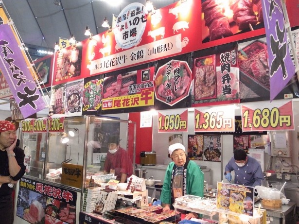 牛フィレ丼やステーキ丼など尾花沢牛の美味しそうな看板に惹かれる