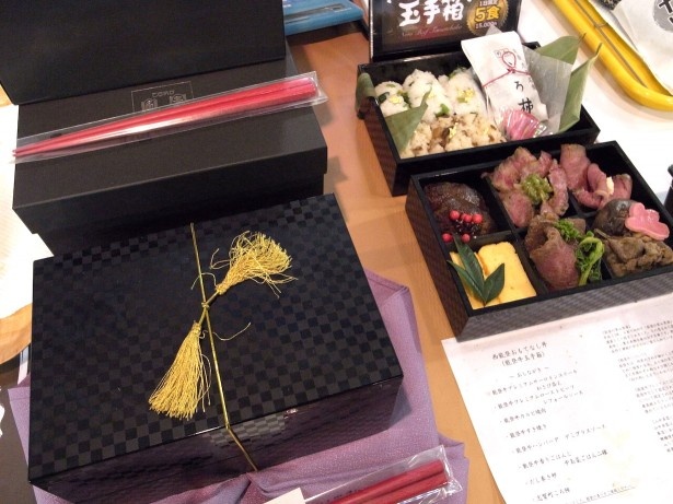 【写真を見る】1万5000円もする能登牛玉手箱。容器も目玉の1つだ