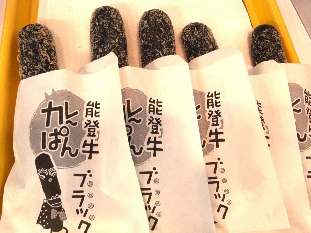 石川県ブースの真っ黒なブラックカレーパン。富山ブラックといい、北陸もブラックグルメで賑わっている