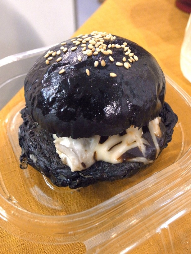 和歌山県のわかたまバーガー。ブラックグルメが全国に広がっている