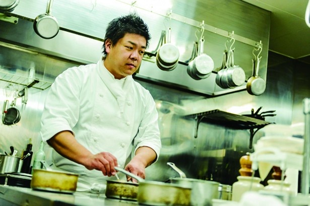 シェ本山のキッチンで料理を仕上げる吉川氏