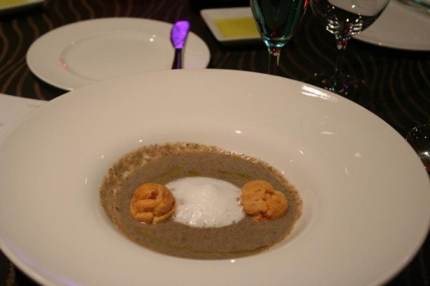 3種キノコのポタージュ カプチーノ仕立て グジュール添え