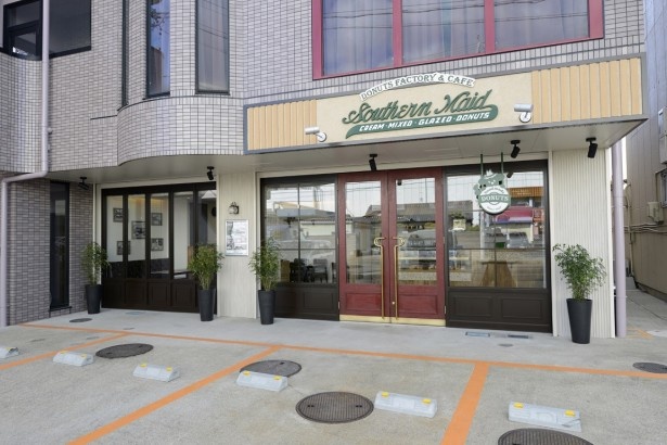 清須店はグリーンや赤をポイントにした木目調の店内で、ゆったりと過ごせる