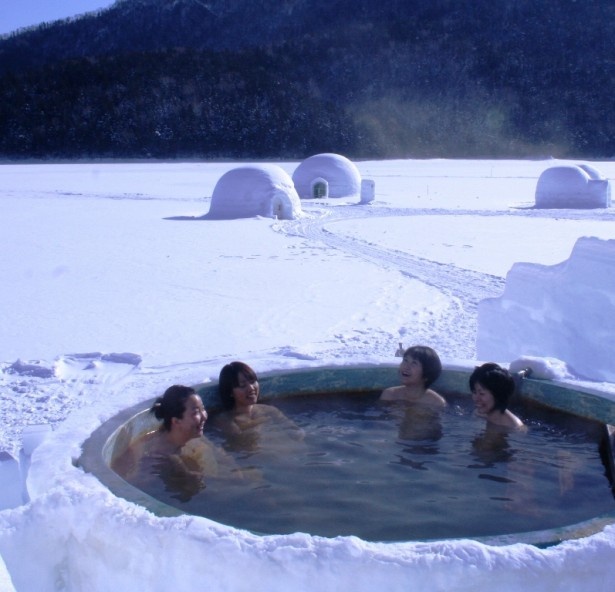 世界に1つだけの氷上露天風呂が楽しめるのも、しかりべつ湖コタンの魅力