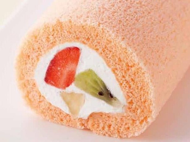 【写真を見る】東北東に向かって丸かぶり！パティスリー アンドゥの恵方巻ロール(888円)