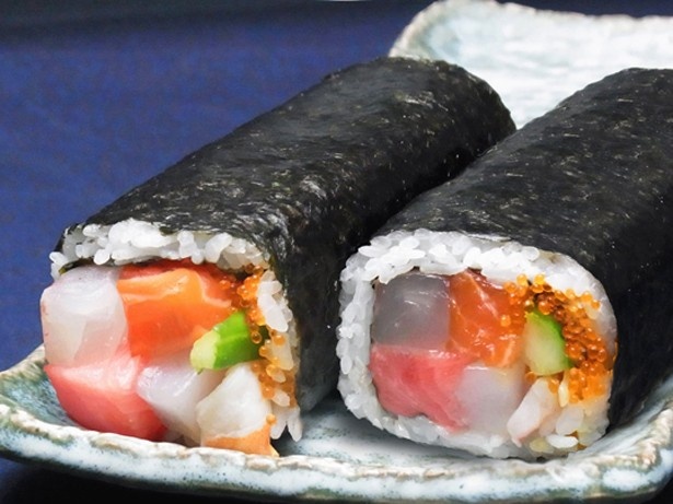 おさかな処 築地 奈可嶋の七福海鮮恵方太巻(上1380 円、ハーフ780 円)