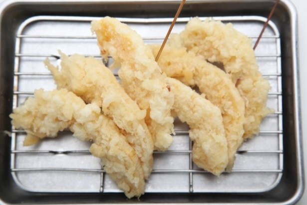 「島かぼちゃの串天」(150円［1本］)ソバキチ提供