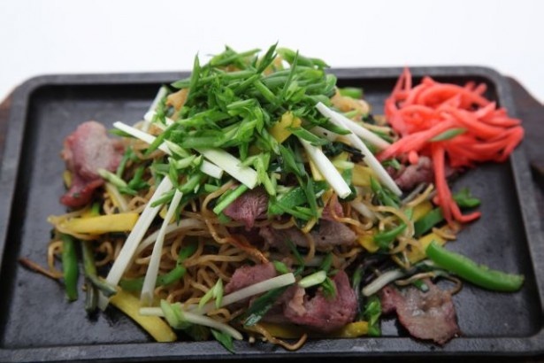 「沖縄野菜の塩やきそば」(1200円)SO TIRED提供